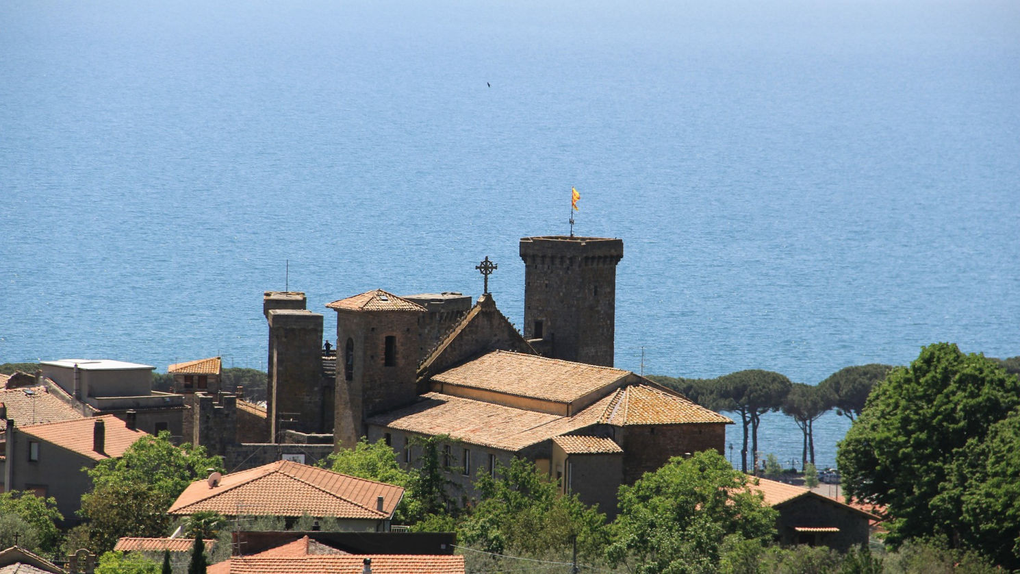 bolsena castello con lago sullo sfondo