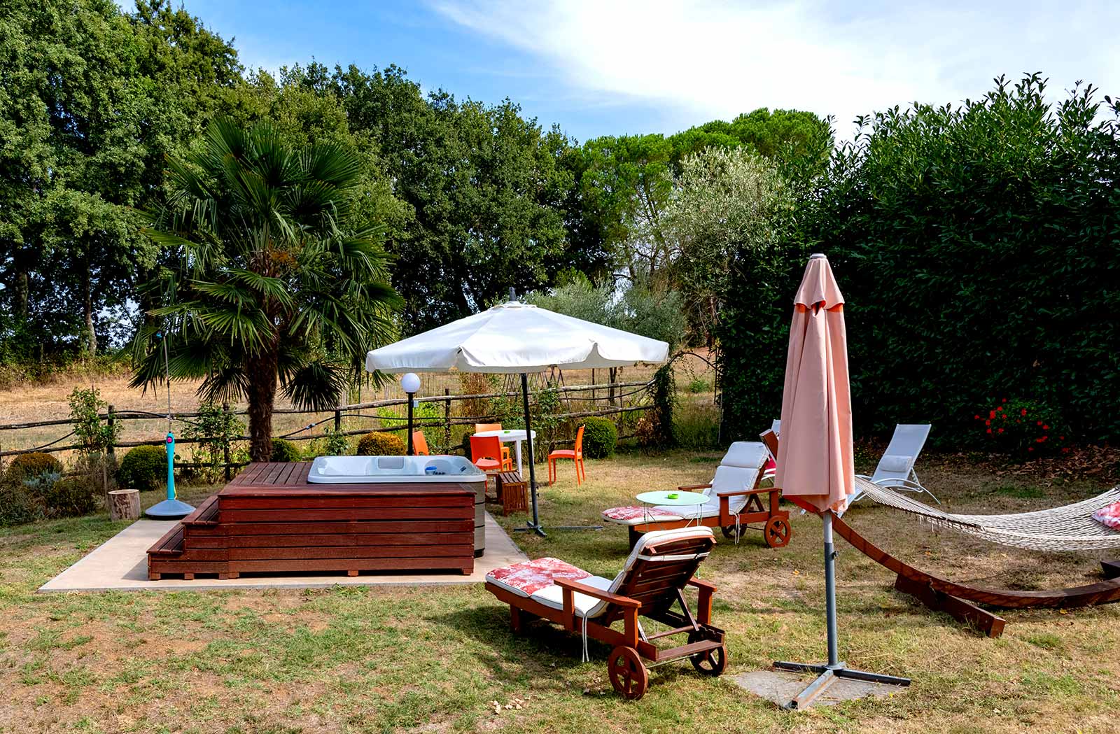 parte del parco con ombrellone e sedie