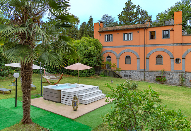 giardino con sdraio ed amaca casal ponziani