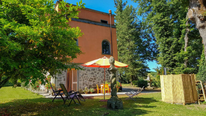 parte del parco con ombrellone e sedie