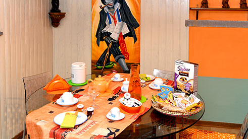 tavolo cucina con tazze colorate