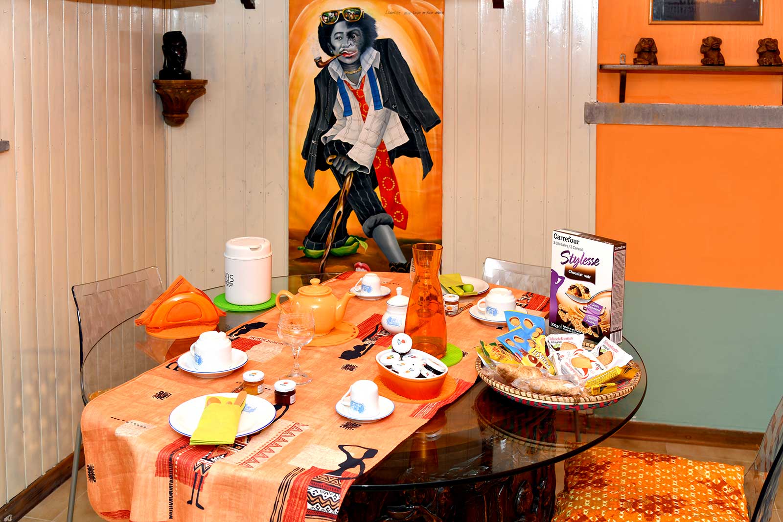 tavolo cucina con tazze colorate