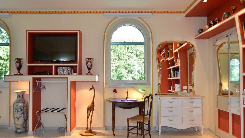mappamondo con caminetto e poltrone rosse