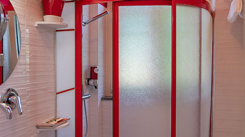 letto e mappamondo sala rossa
