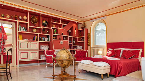 libreria e poltrone