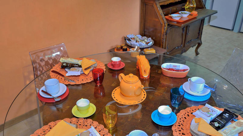 tavolo cucina con tazze colorate